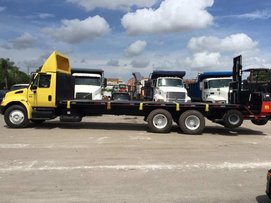 2005 International Durastar 4400  Flatbed Truck