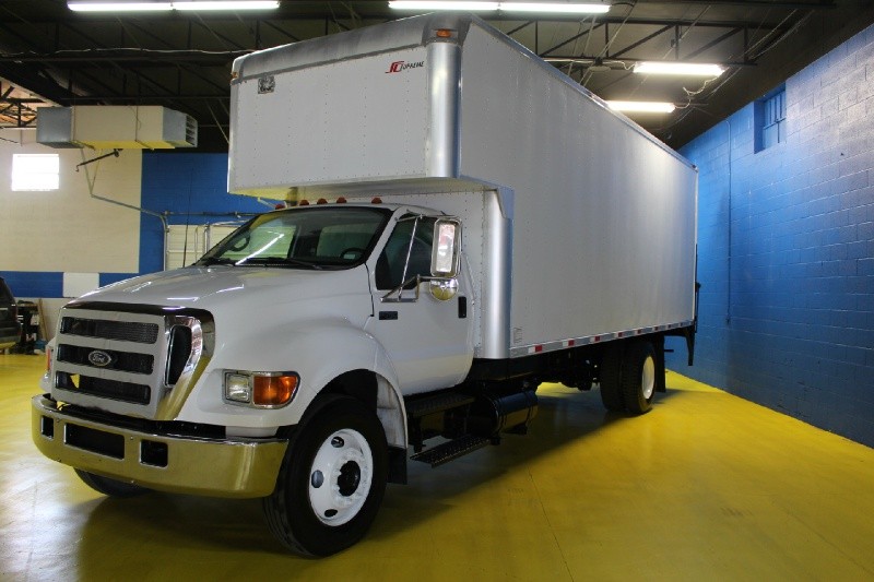 2006 Ford F750 Under CDL 24ft Cargo Moving Box Truck