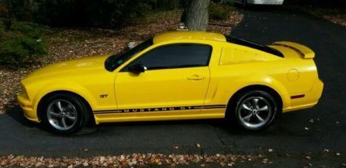 Ford Mustang GT * SUPER LOW MILEAGE *