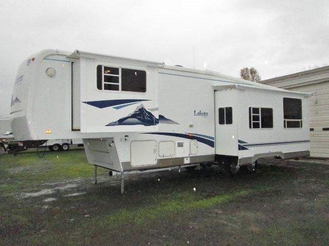 2004 Monaco McKenzie Lakota 5th wheel...30ft..2 slides..washer/dryer