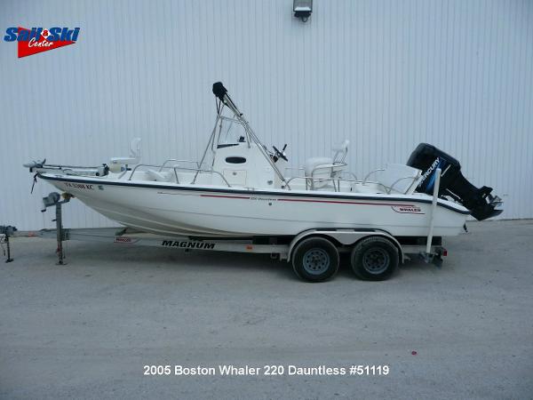 2005 Boston Whaler 220 Dauntless