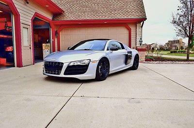 Audi : R8 V10 FSI Quattro Audi R8 V10 5.2L w/ clean Carfax. Delivery may be available.