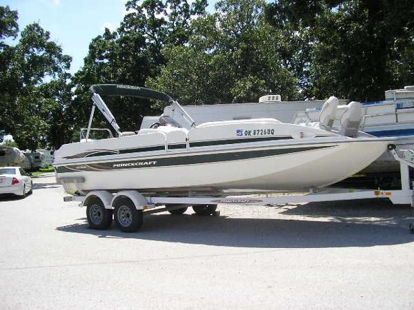 2004 Princecraft Deck Boat Ventura 221VL4