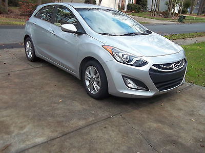 Hyundai : Elantra GT Hatchback Sporty, like new hatchback