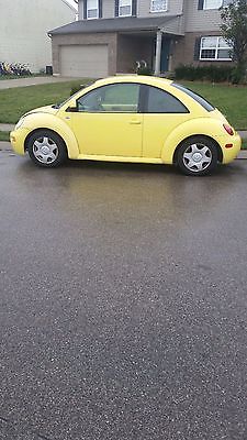 Volkswagen : Beetle-New 2000 volkswagon beetle 2 dr yellow