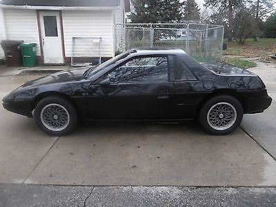 Pontiac : Fiero coupe Black and silver condition fair comes with a good running second motor