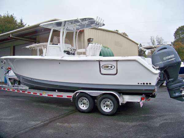 2016 Sea Hunt Gamefish 27 with Coffin Box