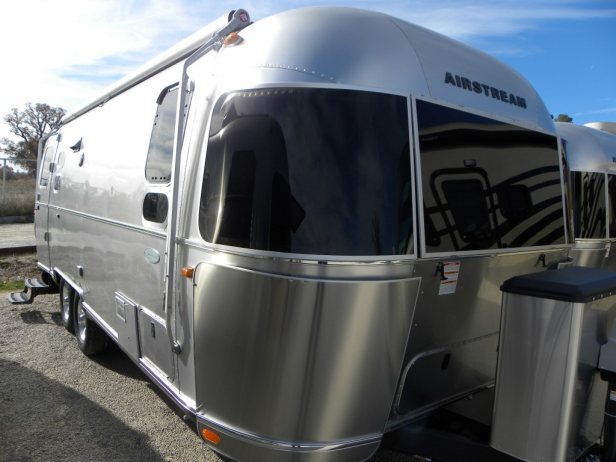 2016 Airstream Flying Cloud 25FB Twin Bed