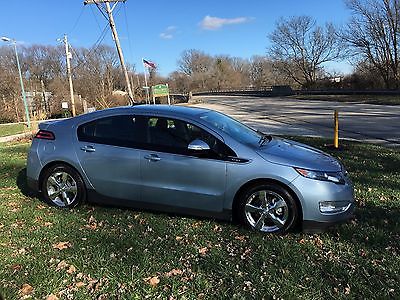 Chevrolet : Volt Base Hatchback 4-Door 2013 chevy volt with full factory warranty non smoker perfect condition 100 mpg