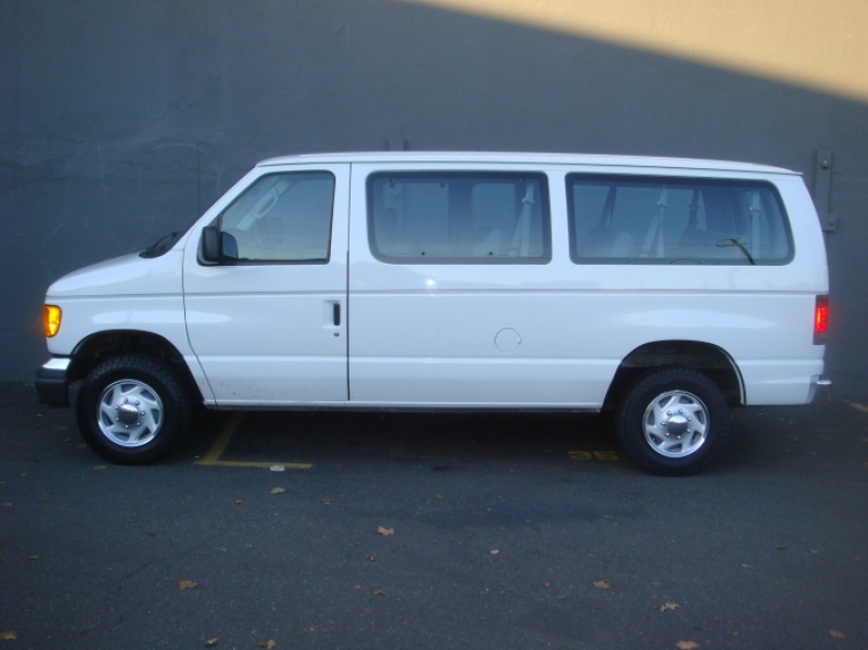 2006 Ford E350 Super Duty Passenger