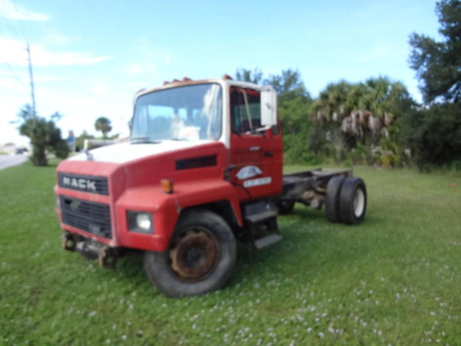 1989 Mack Midliner Ms200p