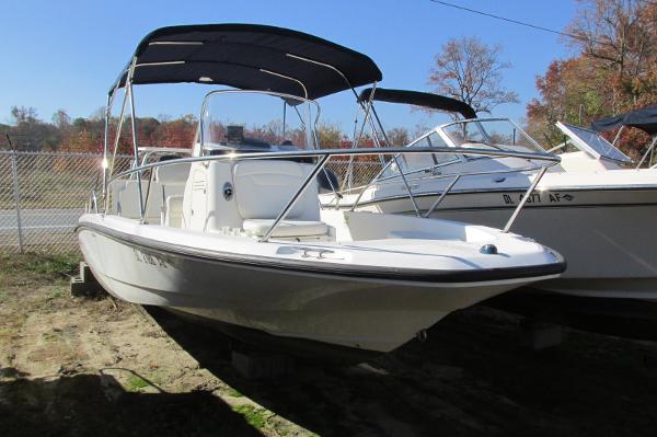 2008 Boston Whaler 200 Dauntless