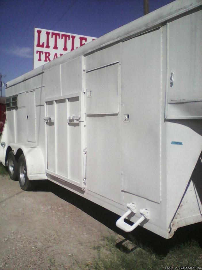 Straight load gooseneck livestock trailer