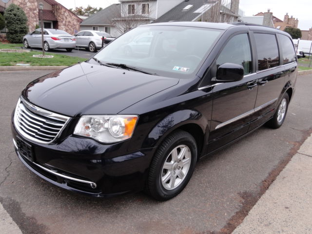 Chrysler : Town & Country Touring Touring Stow'nGo MyGIG 2 DVD Power Doors Back Up Camera New Tires Rims FlexFuel