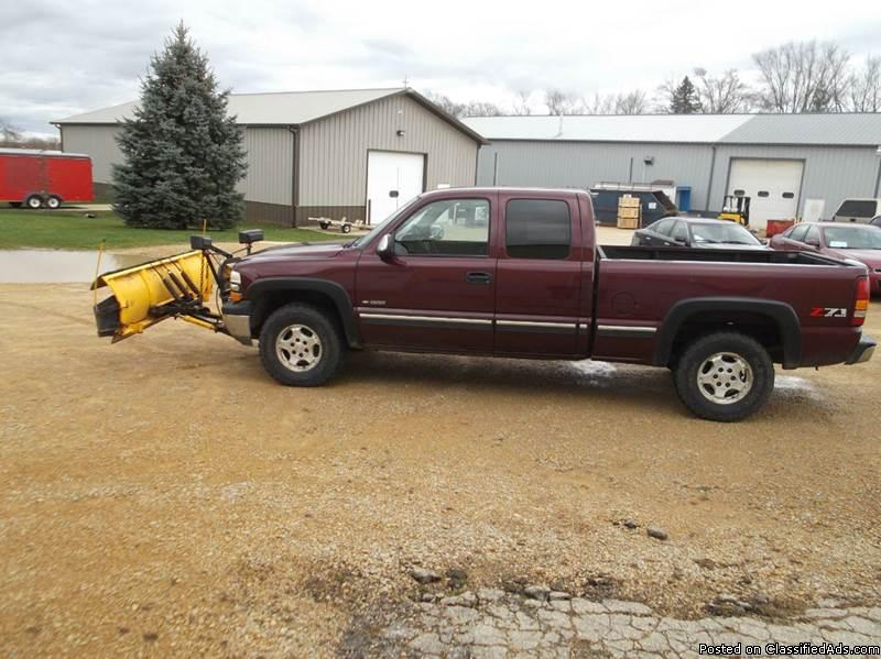 2002 Chevy 4x4 Ext Cab Snow plow truck. Local trade,