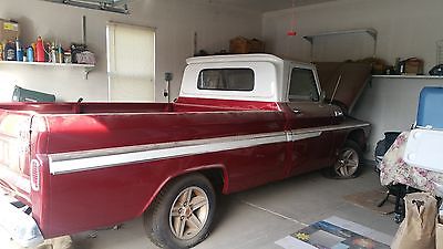 Chevrolet : C-10 red and white Chevy C-10