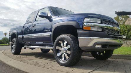 Chevy 02 Silverado 4wd 8.1 runs and drives 4wd works like a charm.