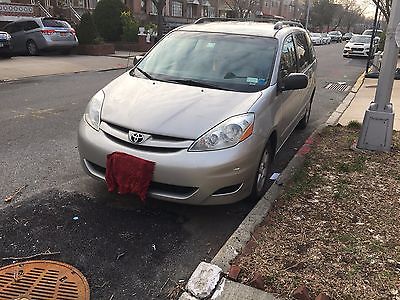 2006 Toyota Sienna LE UPER LOW MILAGE! Runs Great Very Reliable Non Smoker Clean title