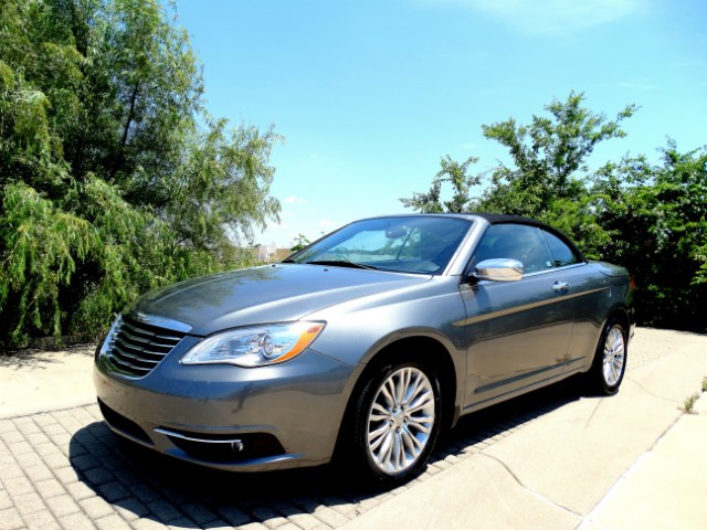2011 Chrysler 200 Limited; $ 895 Down** EZ Fin*
