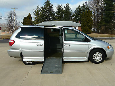 2005 Chrysler Town & Country TOWN AND COUNTRY LX HANDICAP VAN 2005 CHRYSLER HANDICAP VAN TOWN AND COUNTRY WHEELCHAIR VAN DODGE