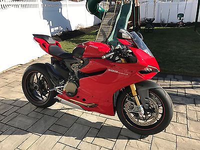 2013 Ducati Superbike  2013 ducati 1199s, 364 miles, the best of the best