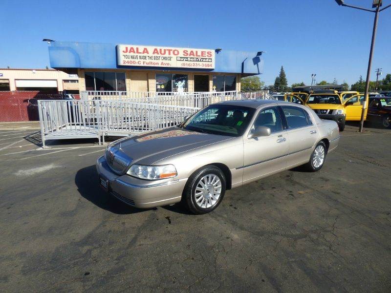 2003 Lincoln Town Car Signature 4dr Sedan