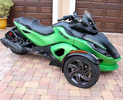 2013 Can-Am Spyder  2013 Can-am Spyder RS-SE5 990cc AUTO Low miles Green and Black Motor Cycle