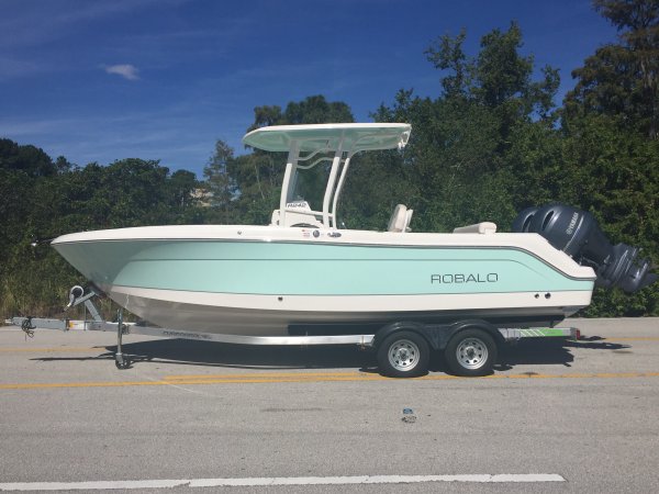 2017 Robalo 242 Center Console