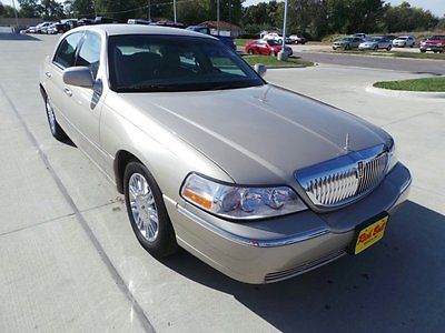 2009 Lincoln Town Car Signature Limited 2009 Lincoln Town Car, Beige with 88,976 Miles available now!