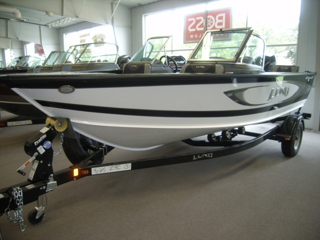 2017 Lund 1875 Crossover XS Fish and Ski with rear jump seats and bow cushions