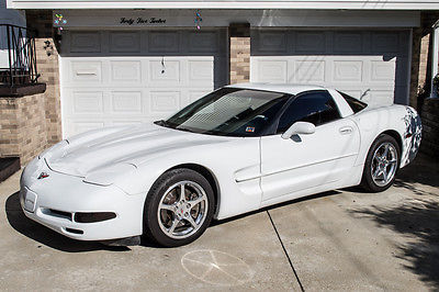 1998 Chevrolet Corvette Base Coupe 2-Door 1998 Chevrolet Corvette 6spd Targa 2-Door 5.7L Arctic White