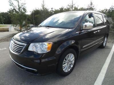2014 Chrysler Town & Country Limited one owner in outstanding conditions