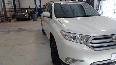 2013 Toyota Highlander -- 2013 Toyota Highlander  4D Sport Utility Pearl white  3.5L V6 3rd Row 1 Owner