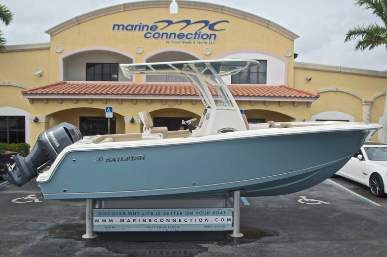 2017 Sailfish 236 CC Center Conosle