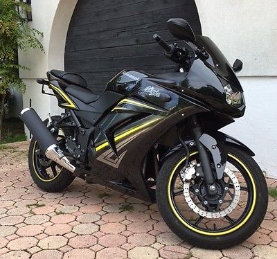 2012 Kawasaki Ninja  Ninja Kawasaki EX 250R SE Motorcycle 2012 * Scorpian HELMET Bike STAND Included