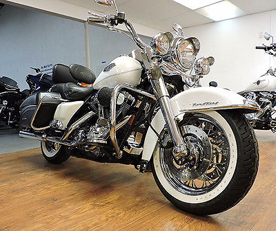 2004 Harley-Davidson Road king   2004 HARLEY DAVIDSON ROAD KING FLHRCI CLASSIC IN PEARL WHITE.  CHROME LEGS.