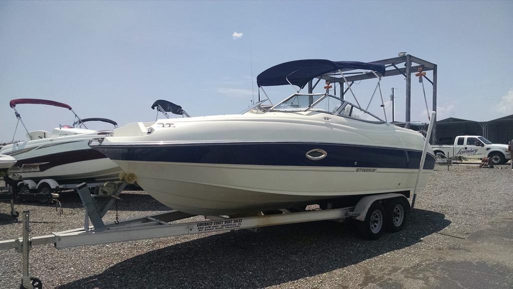 2005 Stingray Boats 220 DR