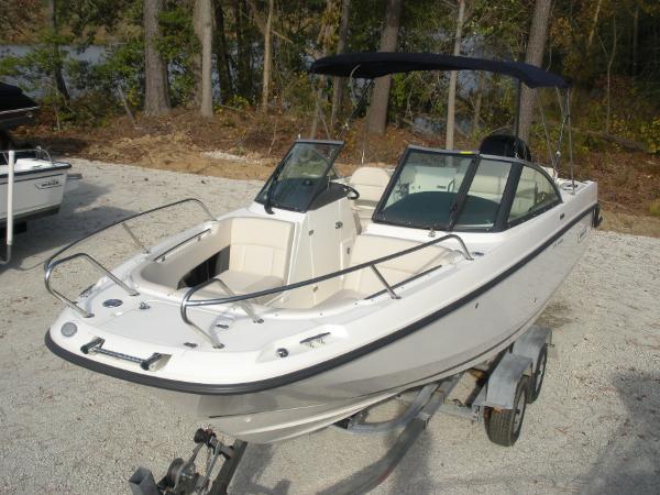 2017 Boston Whaler 230 Vantage