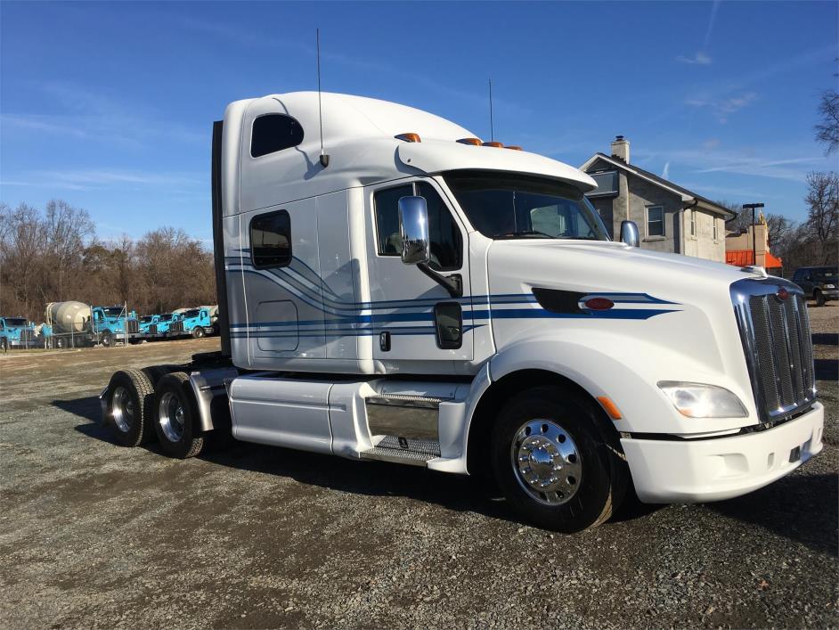 2014 Peterbilt 587  Conventional - Sleeper Truck