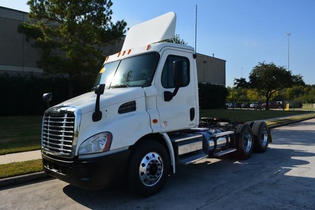 2010 Freightliner Cascadia 113  Conventional - Day Cab