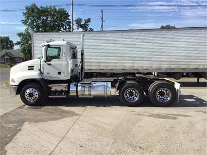 2017 Mack Pinnacle Cxu613  Conventional - Day Cab