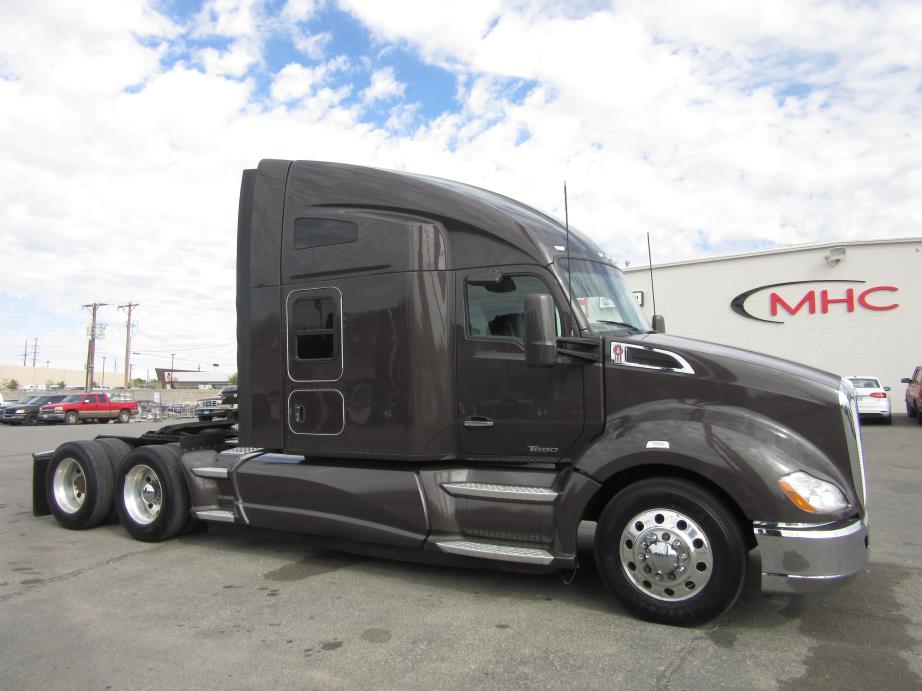 2016 Kenworth T680  Conventional - Sleeper Truck