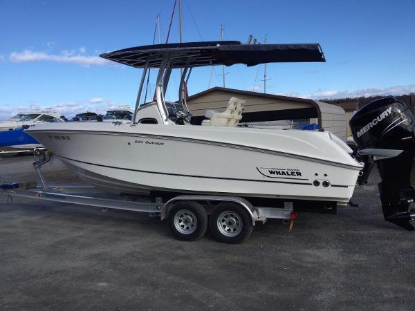 2010 Boston Whaler 220 Outrage