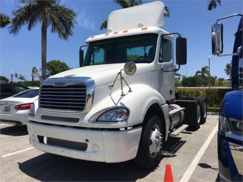 2008 Freightliner Columbia 120 Tandem Axle Day Cab  Conventional - Day Cab