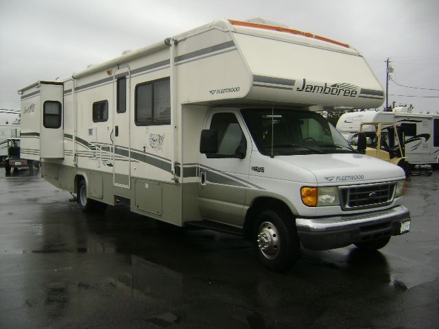 2005 Jamboree Fleetwood 31 M