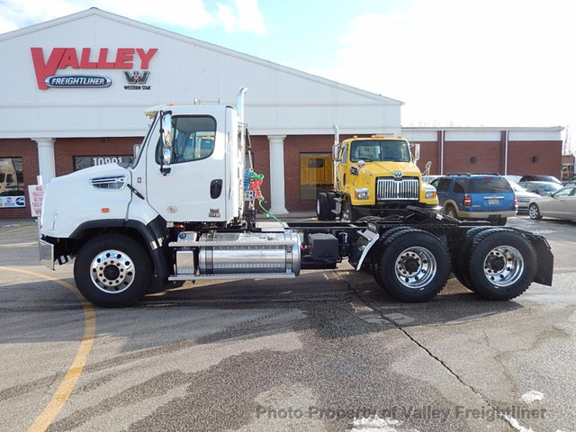 2017 Freightliner 114sd  Conventional - Day Cab