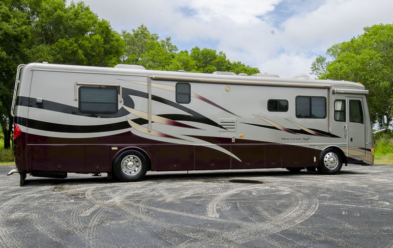 2005 Newmar Mountain Aire 4018 - Double Slide