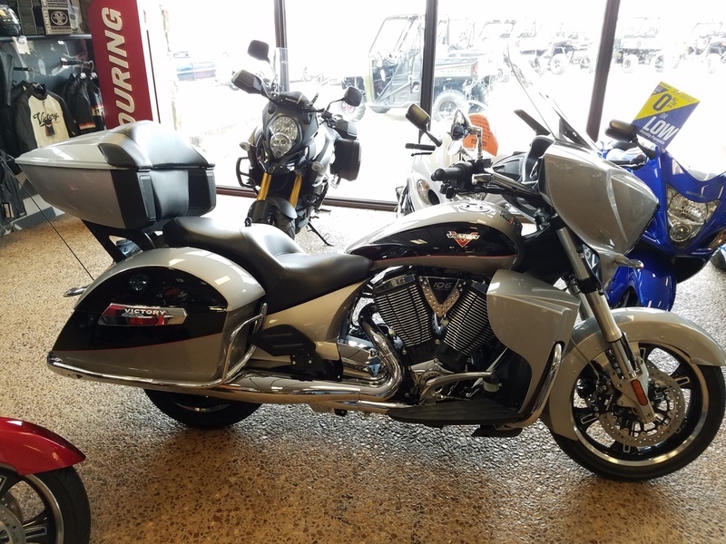 2017 Victory Cross Country Tour Two-tone Turbo Silver