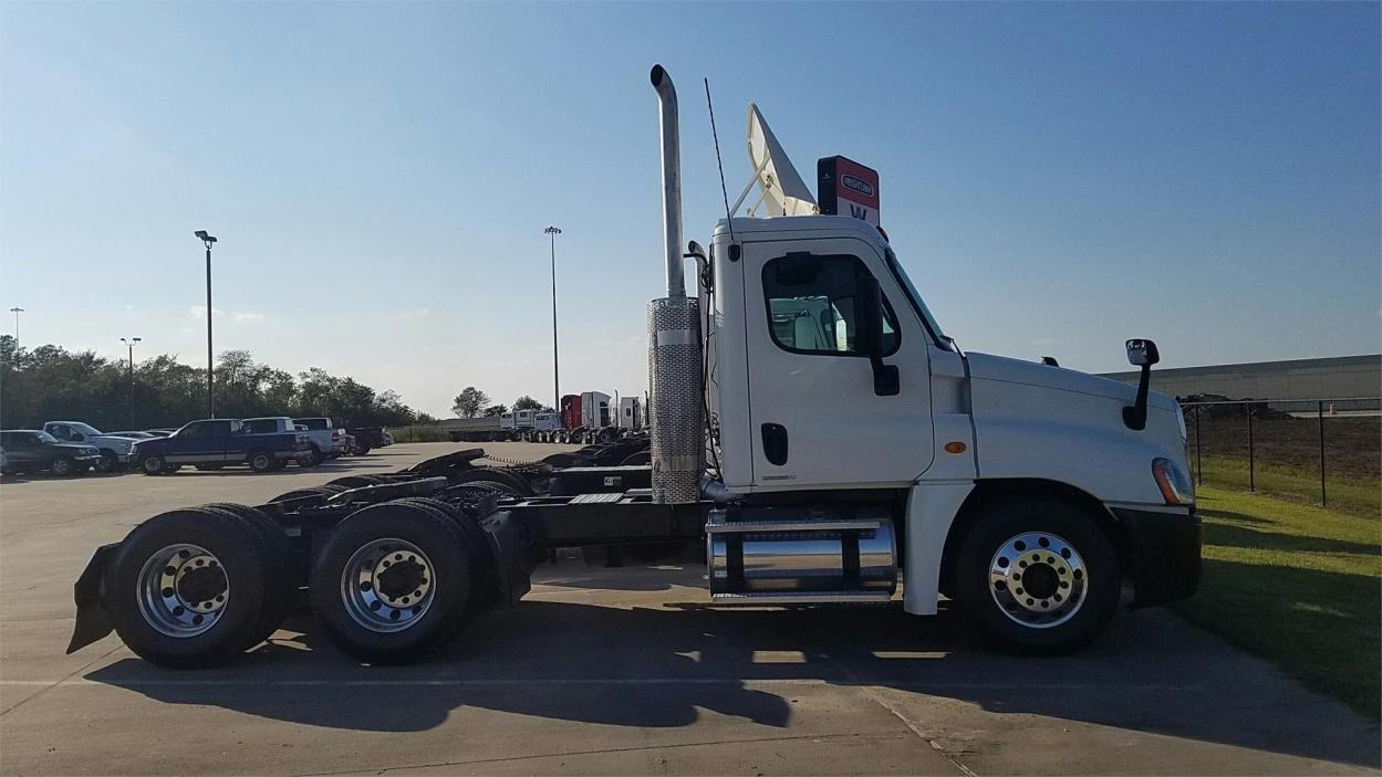 2010 Freightliner Cascadia 113  Conventional - Day Cab