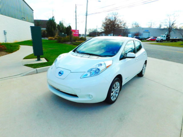 2015 Nissan Leaf  GREAT ELECTRICAL CAR !WARRANTY !  JUST SERVICED !HEATHED FRONT AND REAR SEATS!15